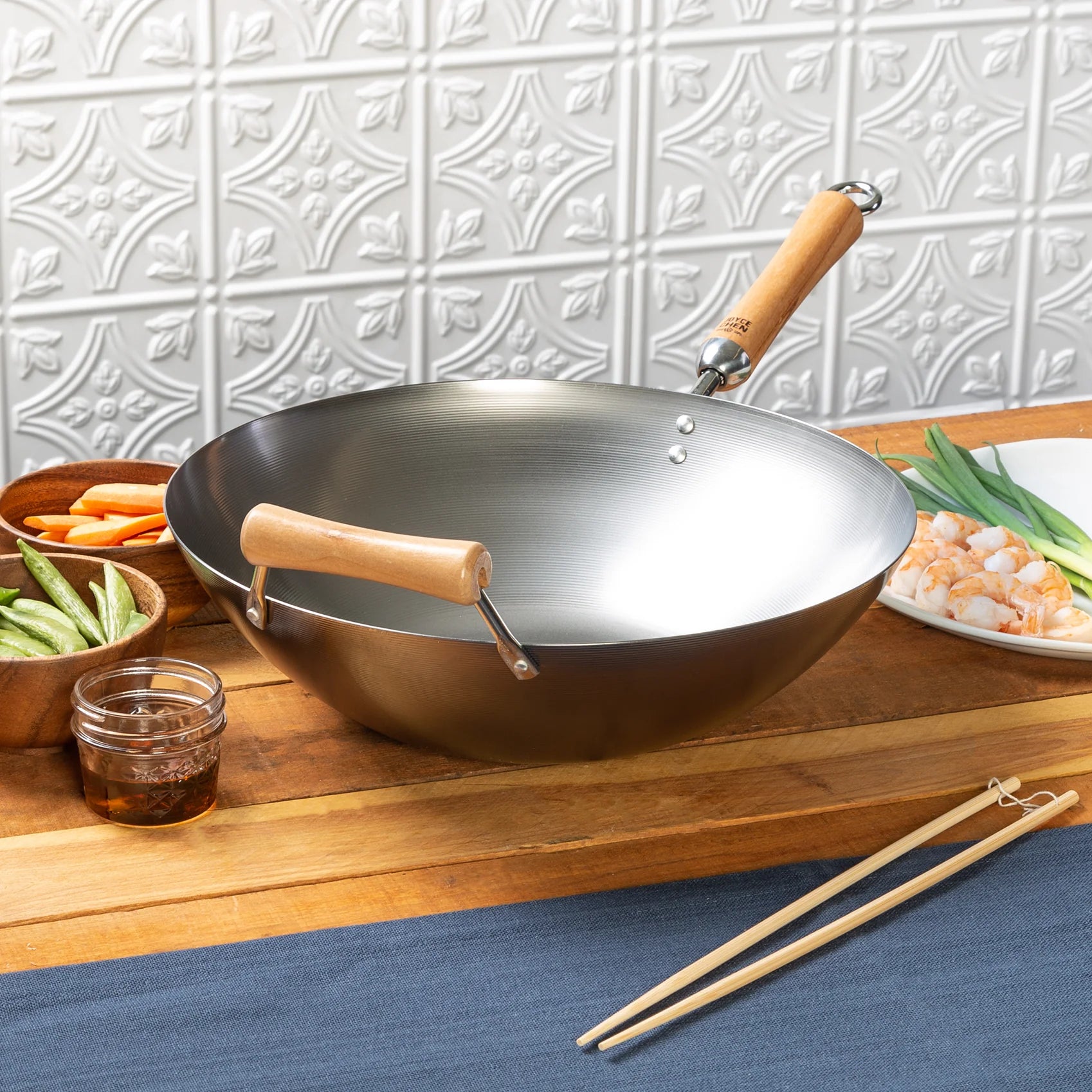 Wok à fond plat en acier carbone de 14" de la série Classic avec poignées en bouleau - Joyce Chen - Wok - - La Guilde Culinaire
