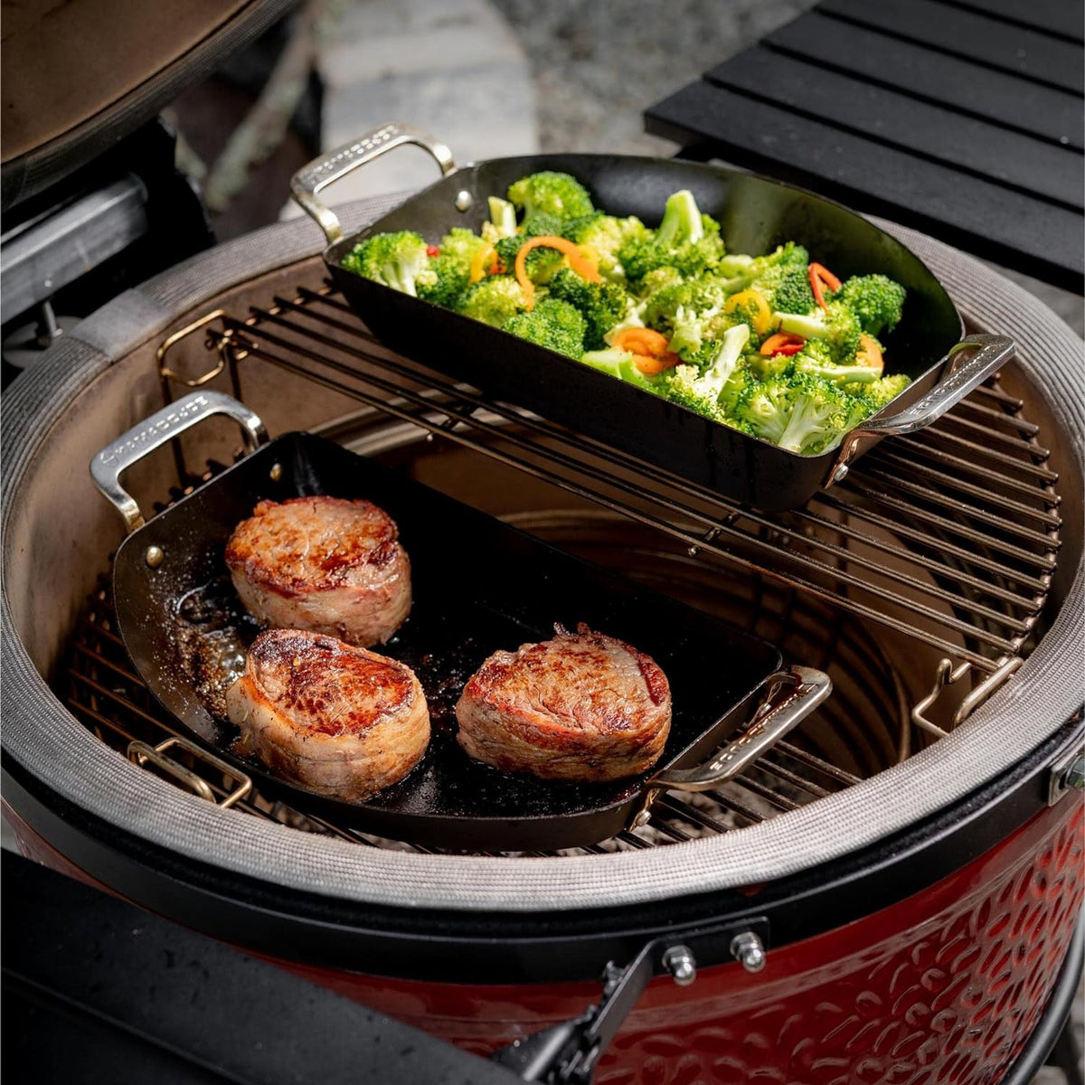 Ensemble de poêles en demi-lune Karbon Steel - KamadoJoe - Kamado Joe - Poêle perforée - - La Guilde Culinaire