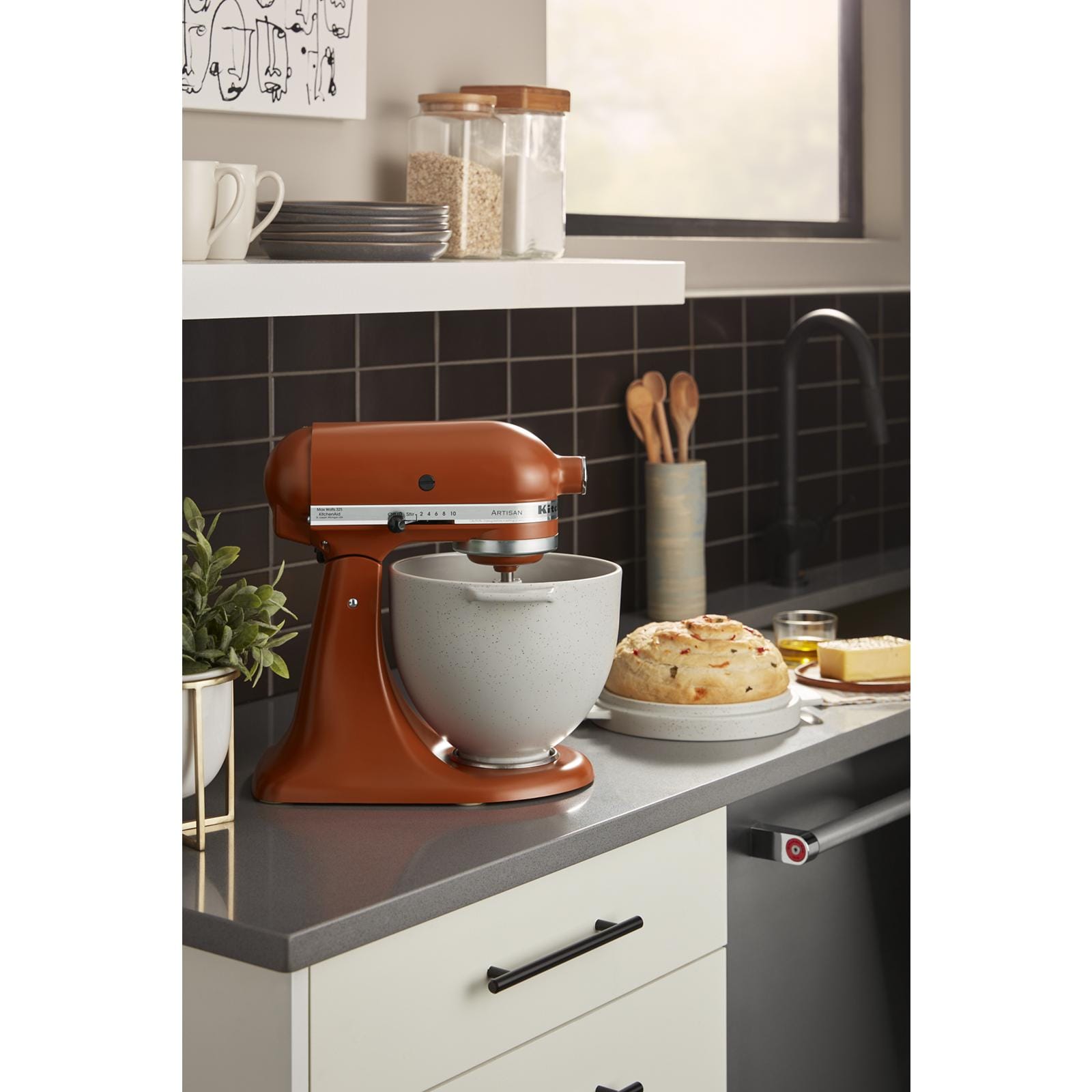 Batteur sur socle Artisan à tête inclinable de 5 pintes, KitchenAid Orange brûlée - Kitchenaid - Batteur sur socle - - La Guilde Culinaire