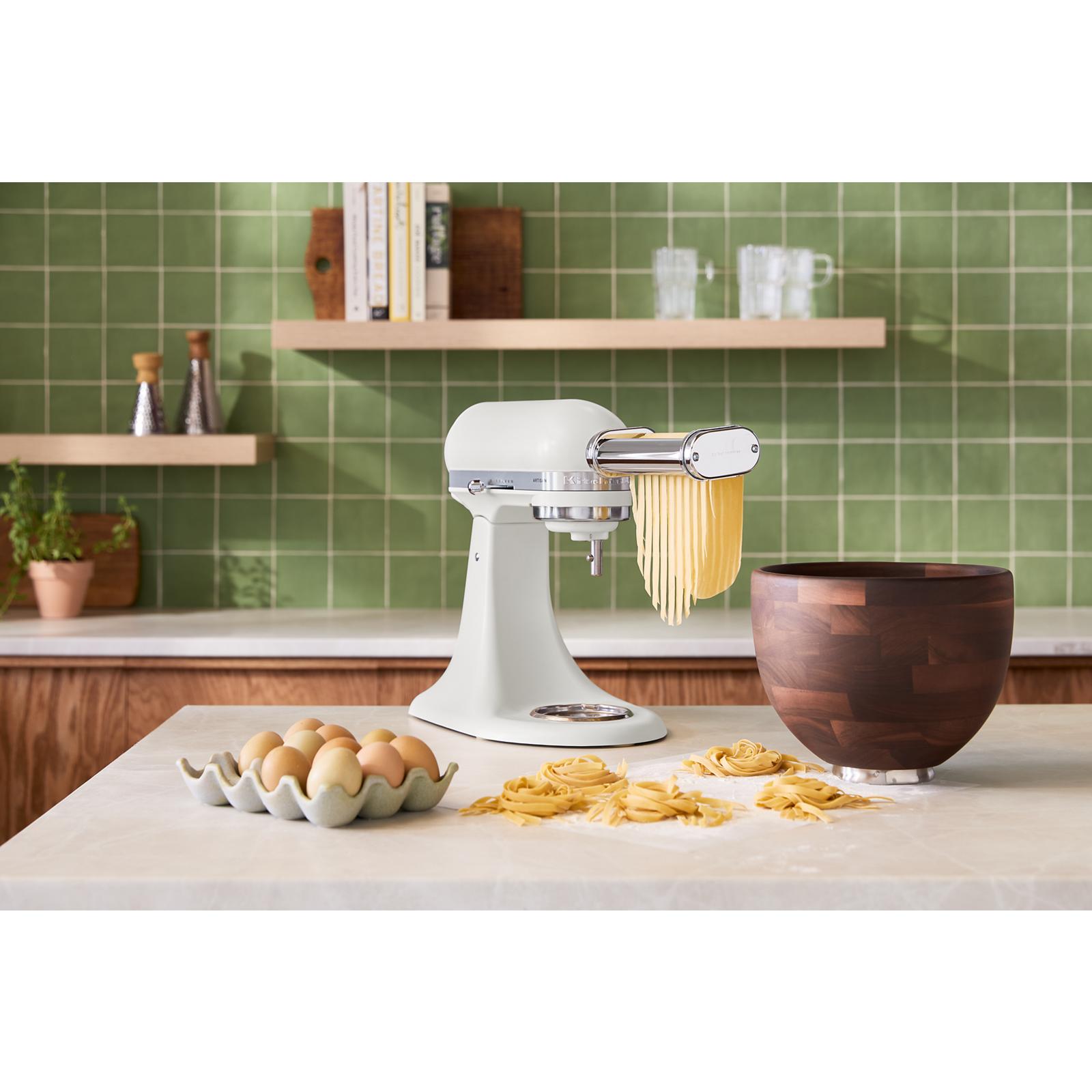 Batteur sur socle à tête inclinable de la série Artisan KitchenAid de 5 pintes avec bol en bois de noyer - Kitchenaid - Batteur sur socle - - La Guilde Culinaire