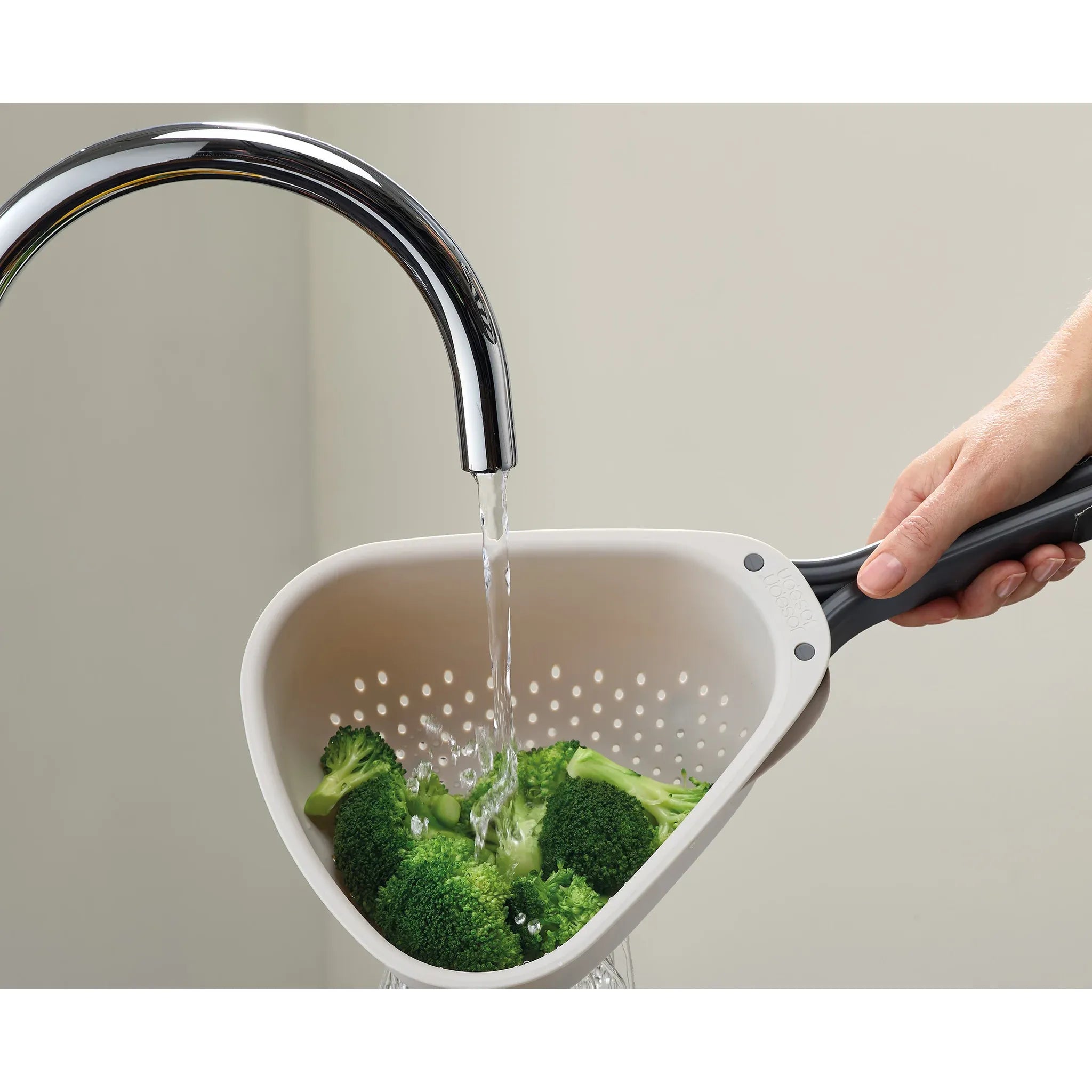 Grande passoire blanche Droplet avec poignée pliable - Joseph Joseph - Passoire et écumoire - - La Guilde Culinaire
