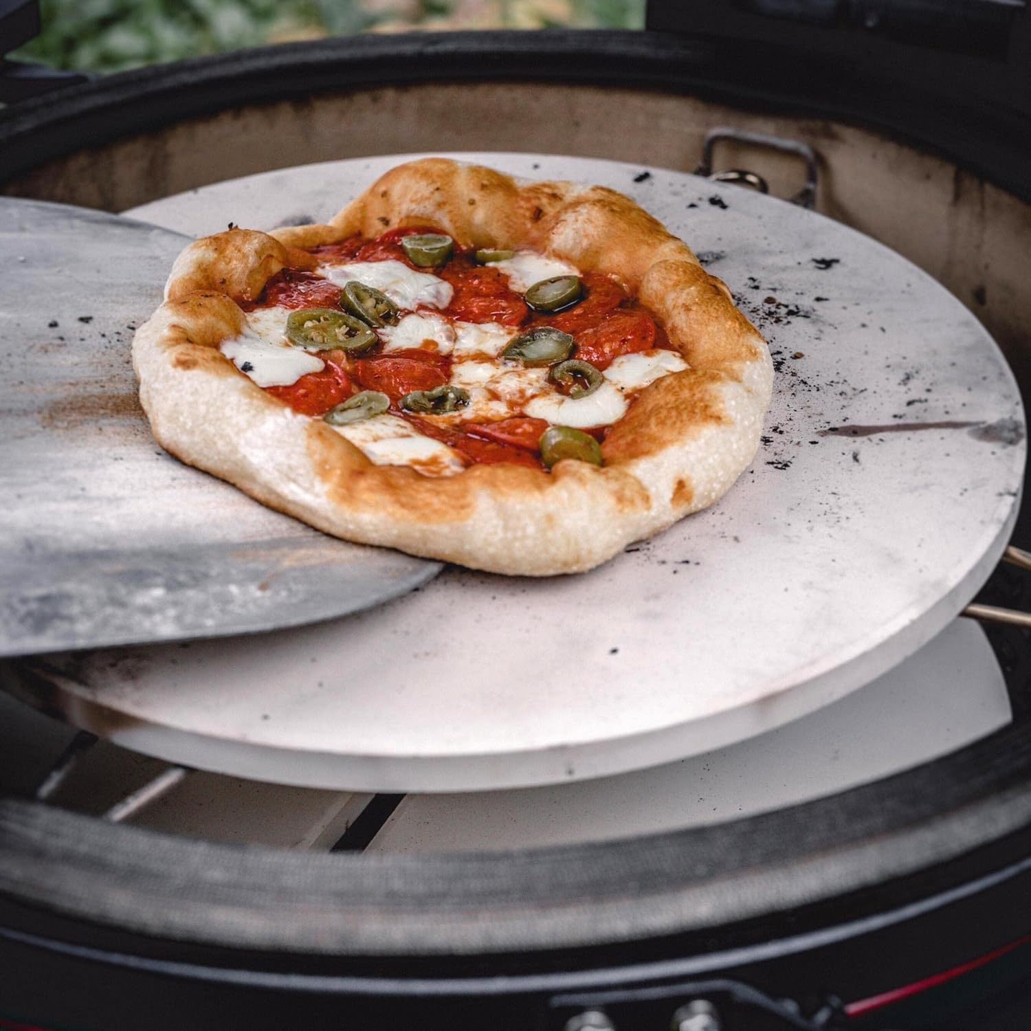 Plaque à pizza en céramique - KamadoJoe - Kamado Joe - Plaque à pizza - - La Guilde Culinaire