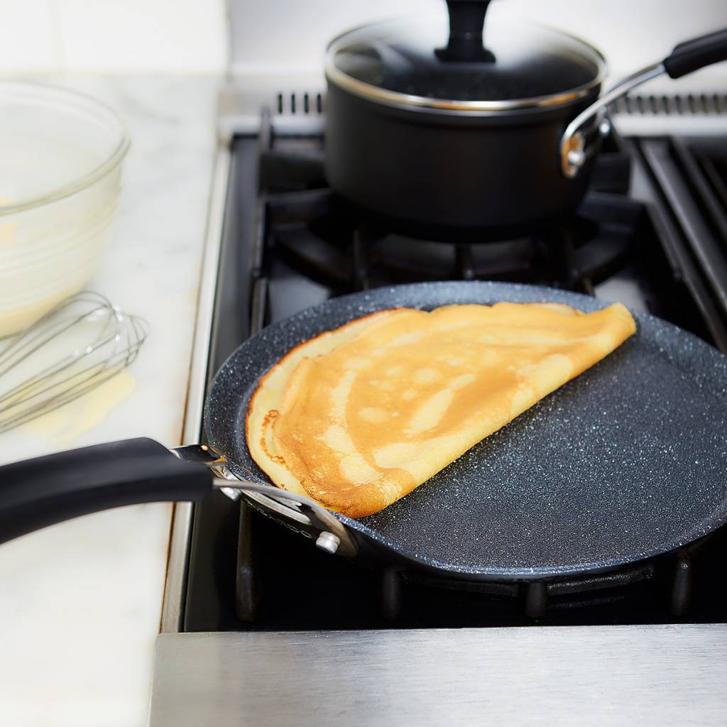 Crêpière en aluminium forgé antiadhésif « The Rock » de 26 cm (10,5 po) RICARDO    - Ricardo - Poêle à crêpe -  - La Guilde Culinaire