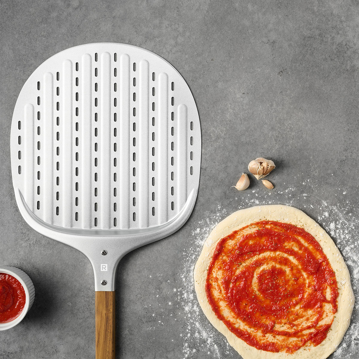 Pelle à pizza perforée RICARDO    - Ricardo - Pelle à pizza -  - La Guilde Culinaire