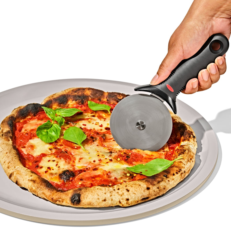 PRO Plaque à pizza 15 po avec revêtement en céramique - OXO - Plaque à pizza - - La Guilde Culinaire
