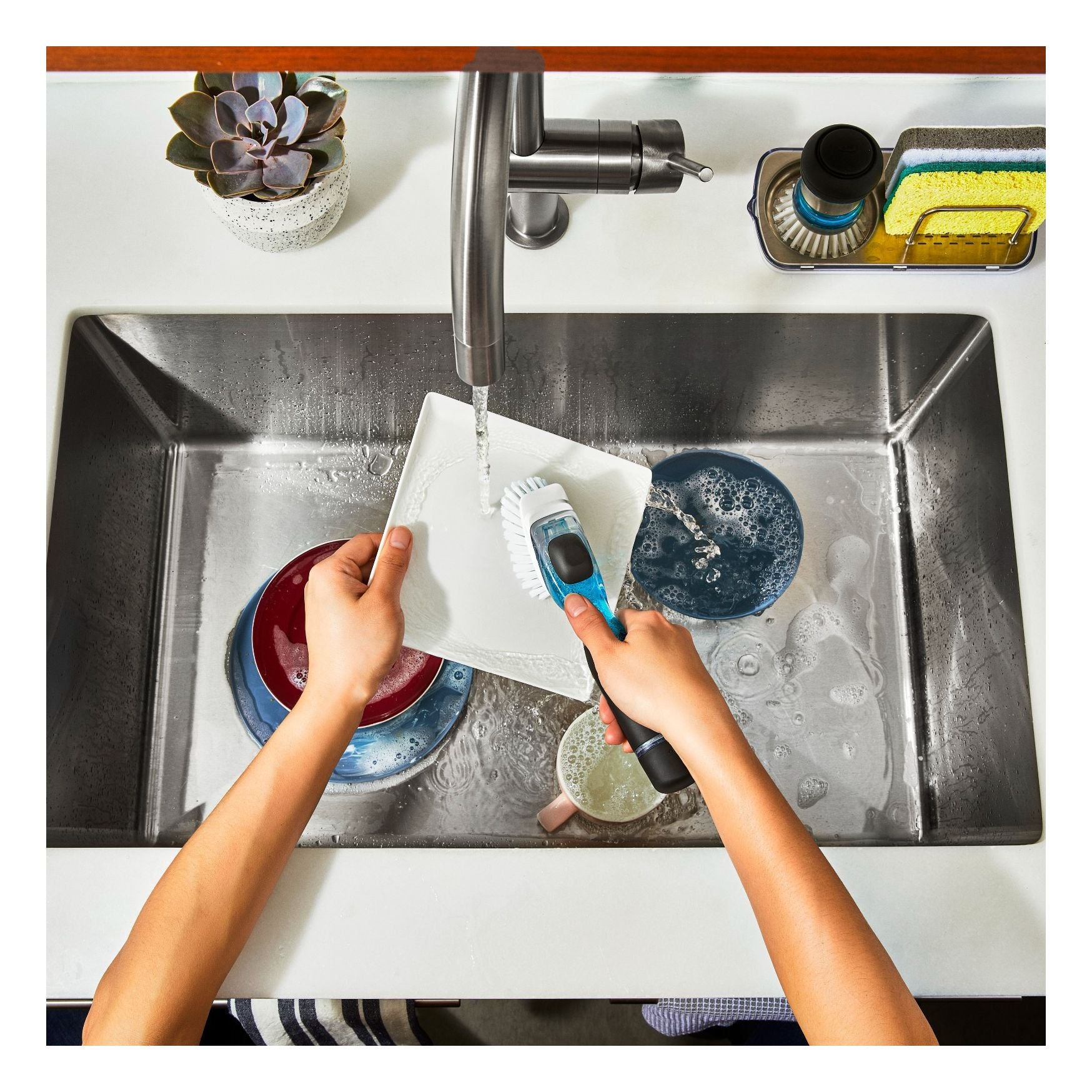 Brosse à vaisselle distributrice de savon    - OXO - Brosse de nettoyage -  - La Guilde Culinaire