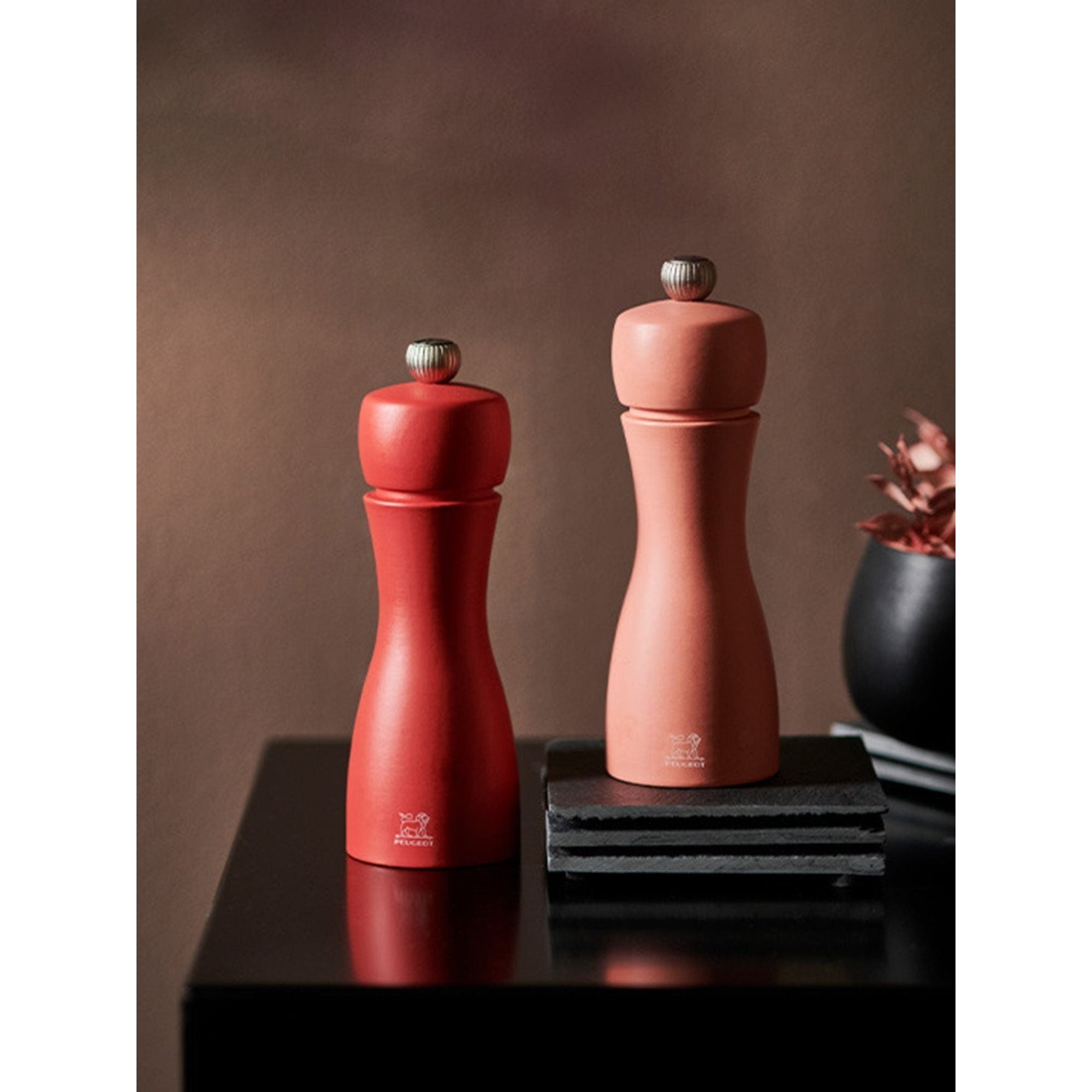 Duo de moulins à poivre et à sel manuels en bois 15 cm - "Tahiti Feu"    - Peugeot - Moulin à poivre, sel, et épices -  - La Guilde Culinaire