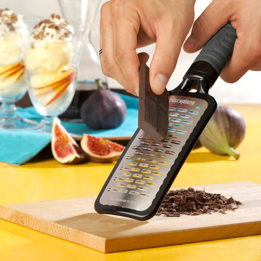Râpe RIBBON Double Tranchants avec couvercle protecteur et mesureur - Séries Home * - Microplane - Râpe et zesteur - - La Guilde Culinaire