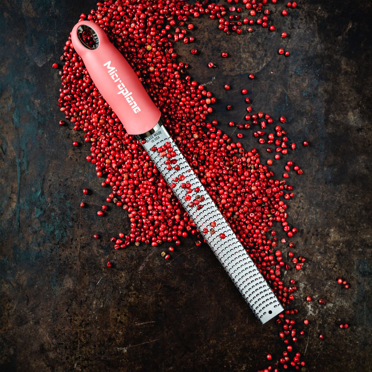 Zesteur-Râpe - Série Premium Classic (Rose à lèvres), Microplane    - Microplane - Râpe et zesteur -  - La Guilde Culinaire