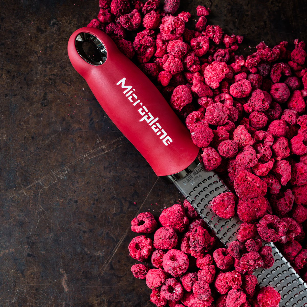 Zesteur-Râpe - Série Premium Classic (Rouge Grenade), Microplane    - Microplane - Râpe et zesteur -  - La Guilde Culinaire