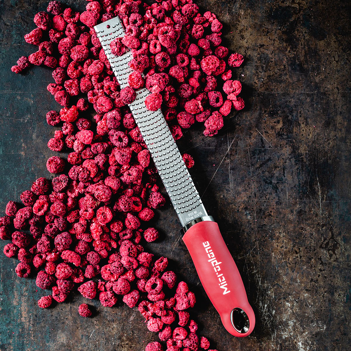 Zesteur-Râpe - Série Premium Classic (Rouge Grenade), Microplane    - Microplane - Râpe et zesteur -  - La Guilde Culinaire