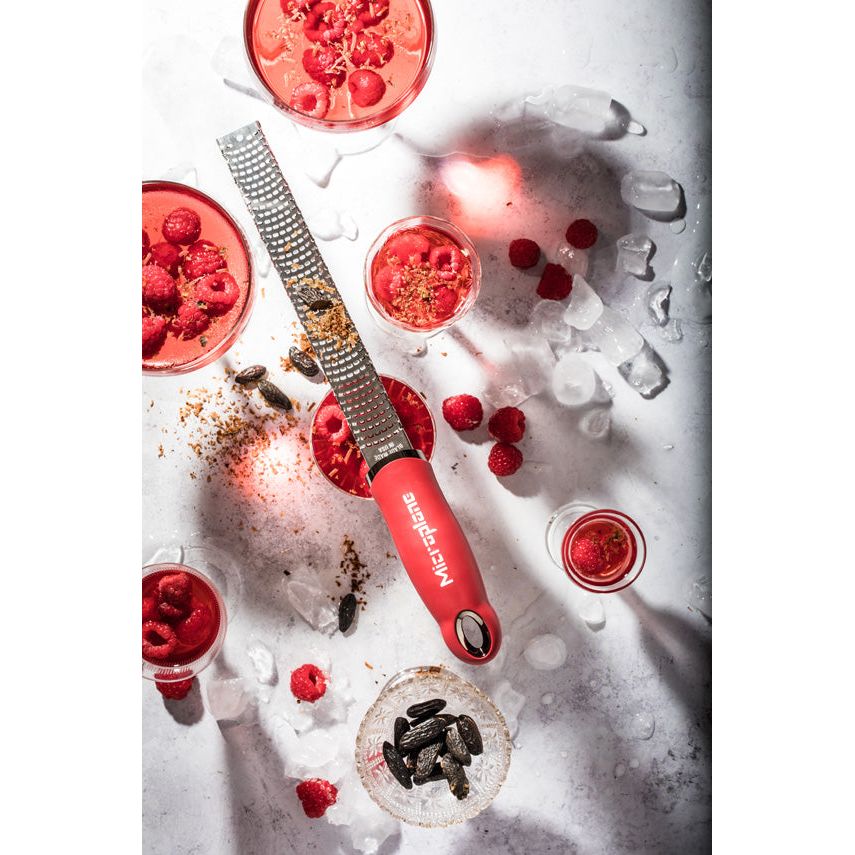 Zesteur-Râpe - Série Premium Classic (Rouge Grenade), Microplane    - Microplane - Râpe et zesteur -  - La Guilde Culinaire