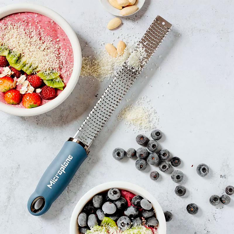 Zesteur-Râpe - Série Premium Classic (Bleu Denim), Microplane    - Microplane - Râpe et zesteur -  - La Guilde Culinaire