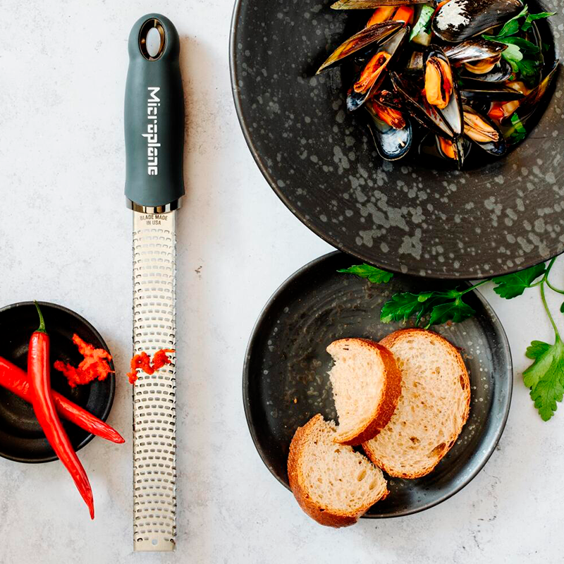 Zesteur-Râpe - Série Premium Classic (Gris Orage), Microplane    - Microplane - Râpe et zesteur -  - La Guilde Culinaire