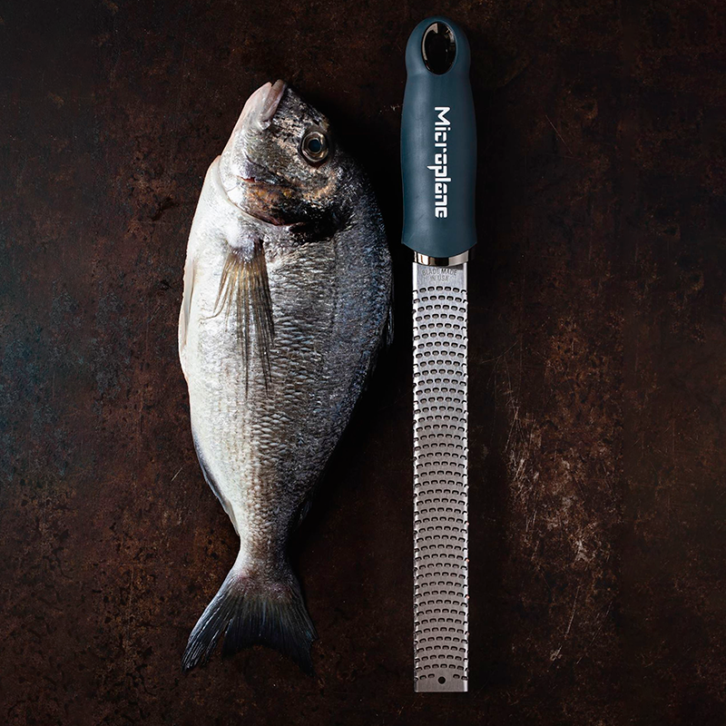 Zesteur-Râpe - Série Premium Classic (Gris Orage), Microplane    - Microplane - Râpe et zesteur -  - La Guilde Culinaire