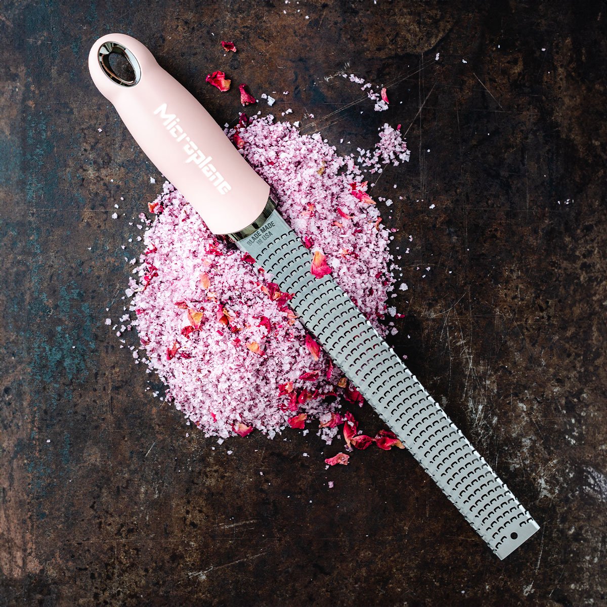 Zesteur-Râpe - Série Premium Classic (Bouton de Rose), Microplane    - Microplane - Râpe et zesteur -  - La Guilde Culinaire