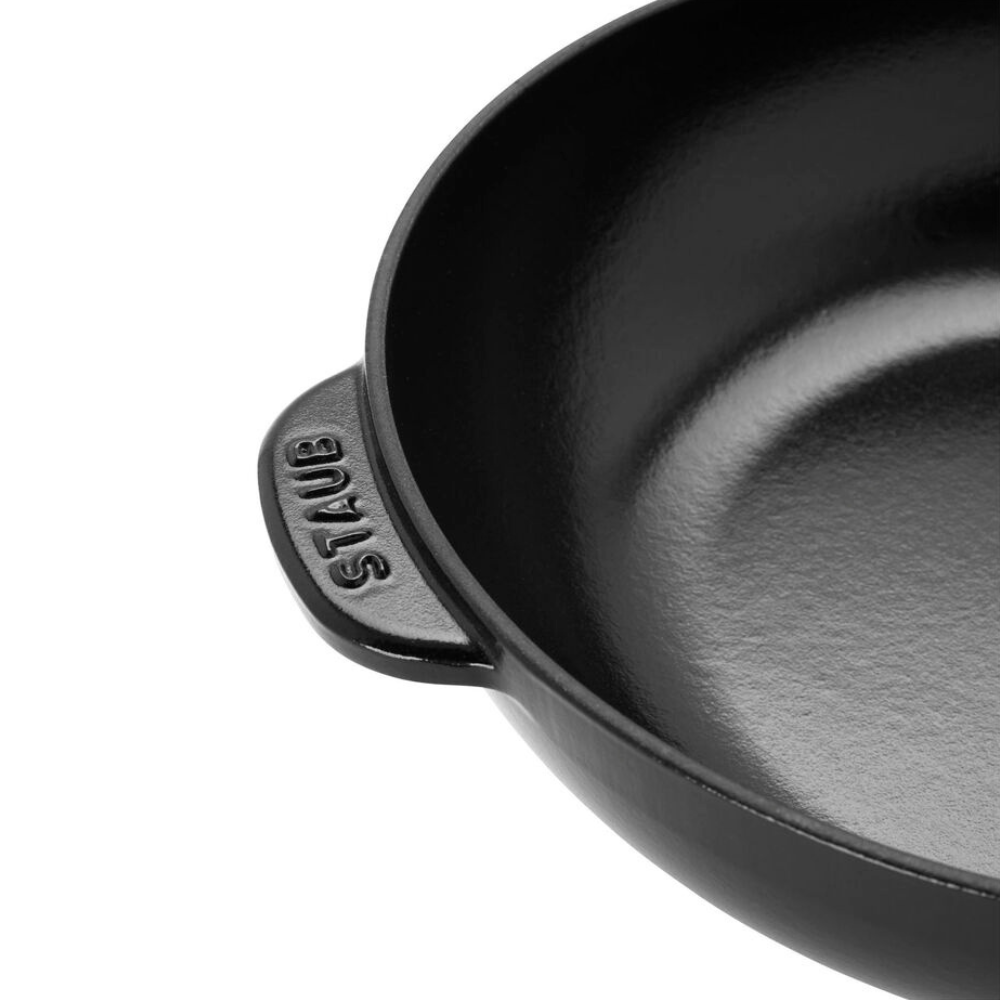 Poêle en fonte de 26 cm STAUB    - Staub - Poêle en fonte -  - La Guilde Culinaire
