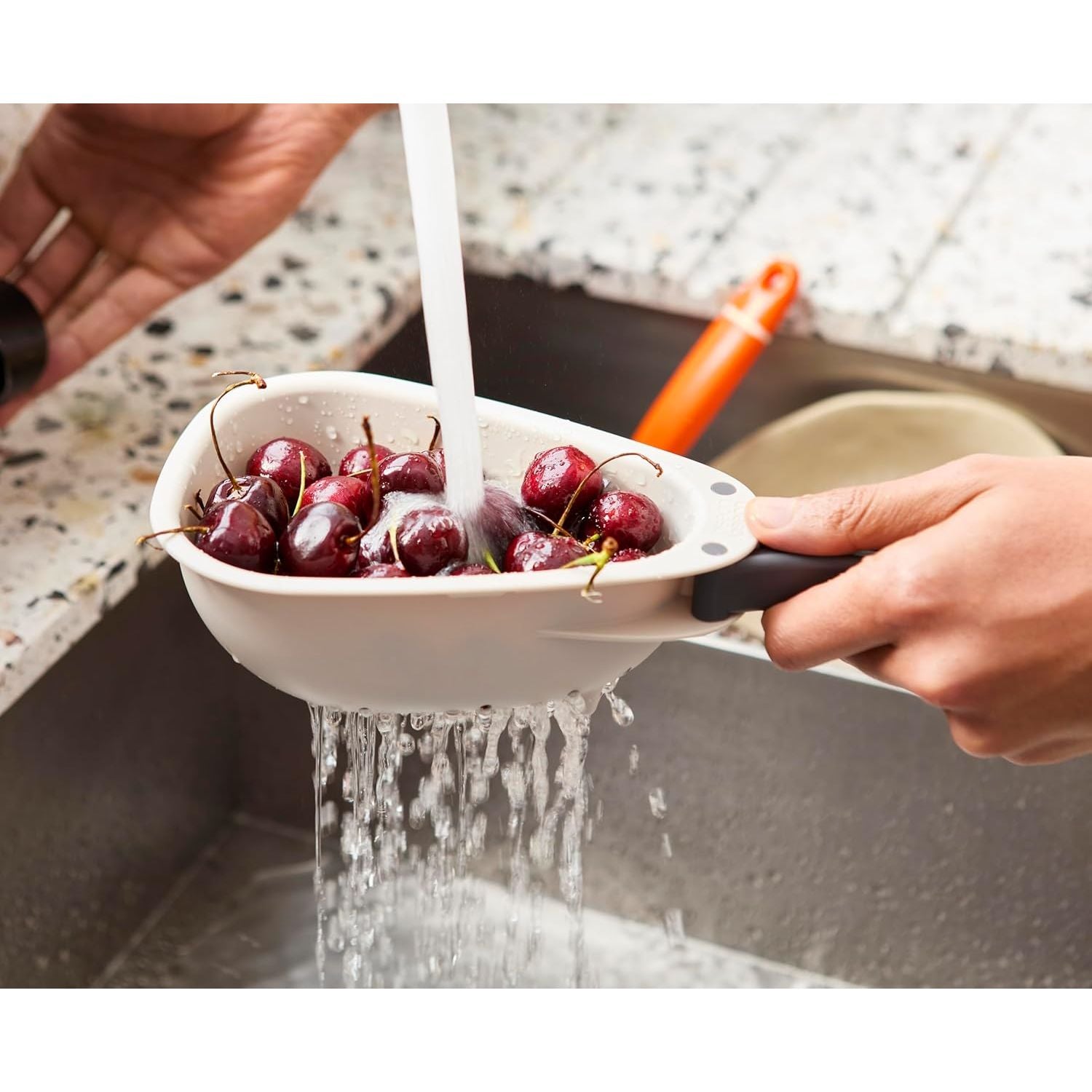 Mini passoire blanche Droplet avec poignée pliable - Joseph Joseph - Passoire et écumoire - - La Guilde Culinaire