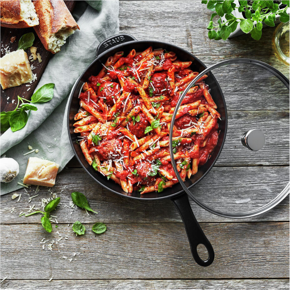 Poêle en fonte de 26 cm STAUB    - Staub - Poêle en fonte -  - La Guilde Culinaire