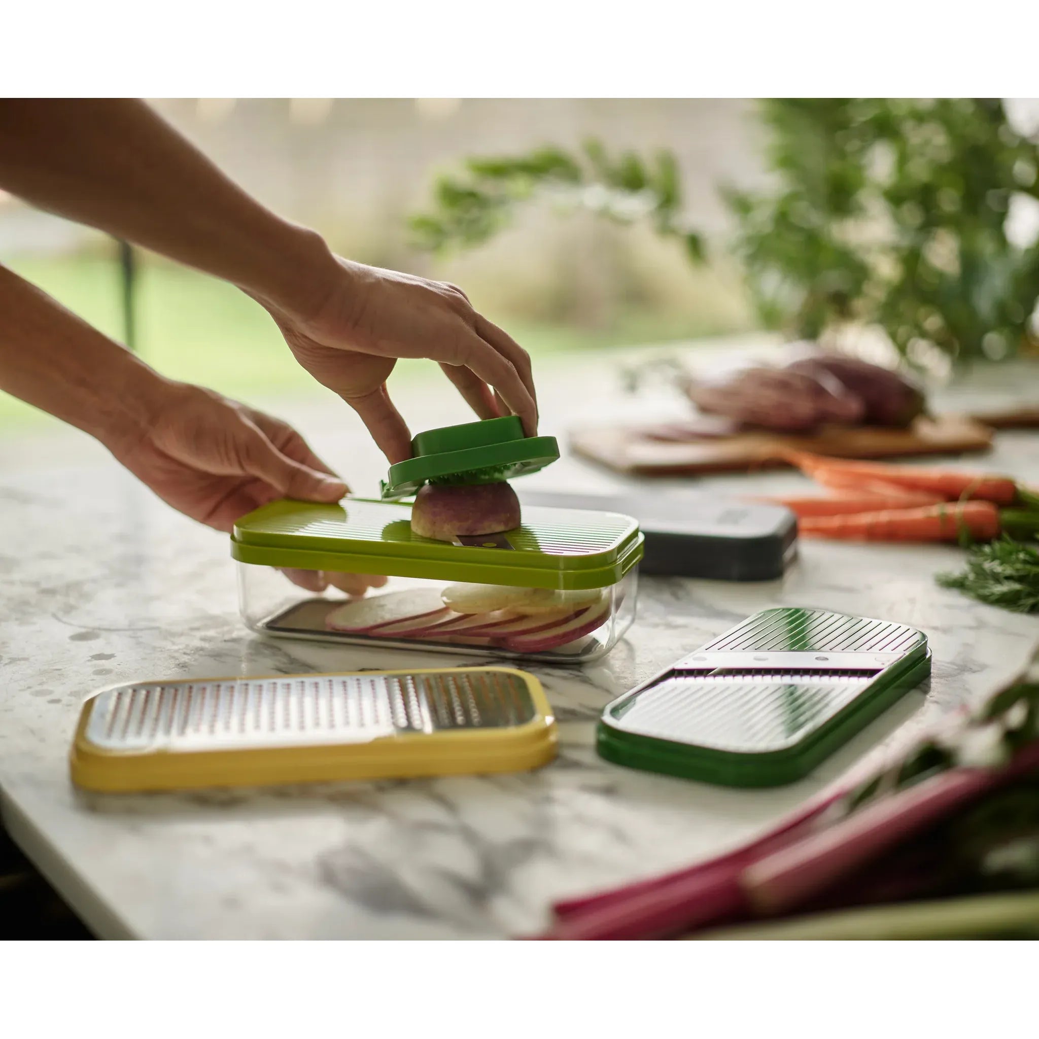 Multi-prep Compact ens. 4-en-1 pour trancher - Joseph Joseph - Râpe et zesteur - - La Guilde Culinaire