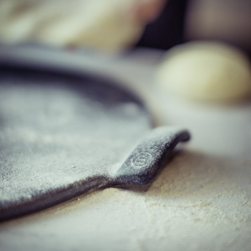 Pizza Stone Lisse 36 cm - Emile Henry    - Emile Henry - Pierre à pizza -  - La Guilde Culinaire