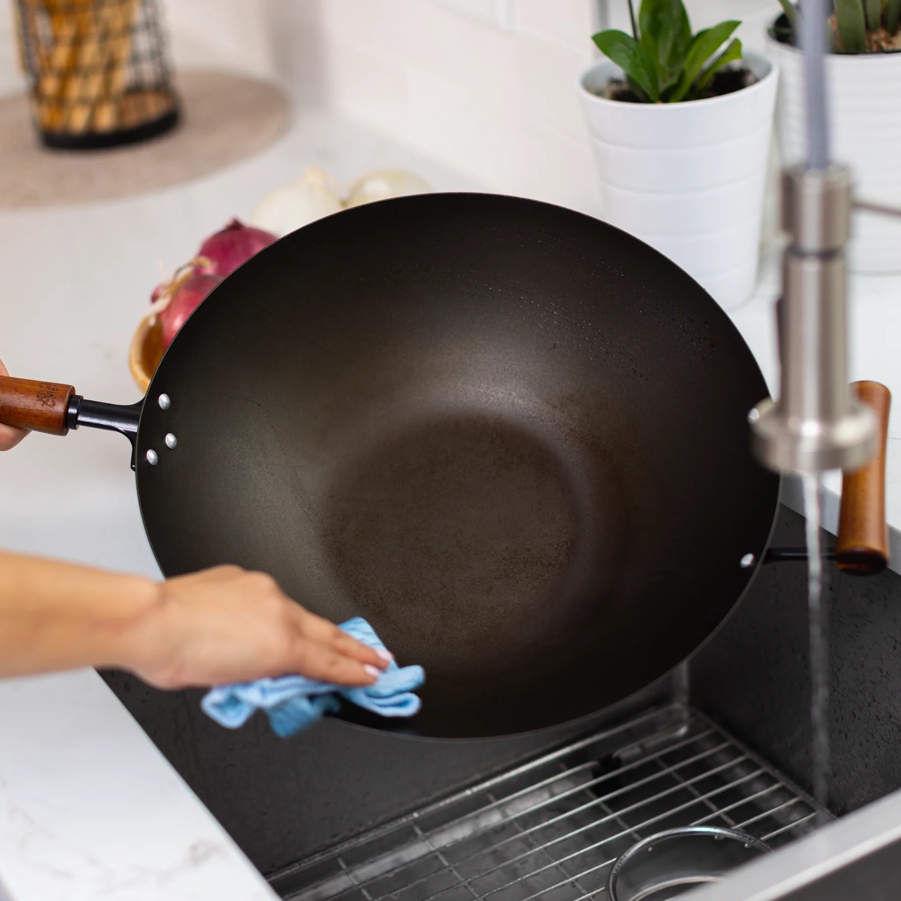 Wok en acier carbone pré-assaisonné 14 po - Série Classic - Joyce Chen - Wok - - La Guilde Culinaire