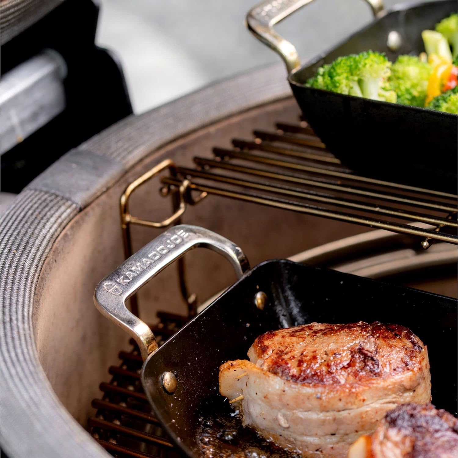 Ensemble de poêles en demi-lune Karbon Steel - KamadoJoe    - Kamado Joe - Poêle perforée -  - La Guilde Culinaire