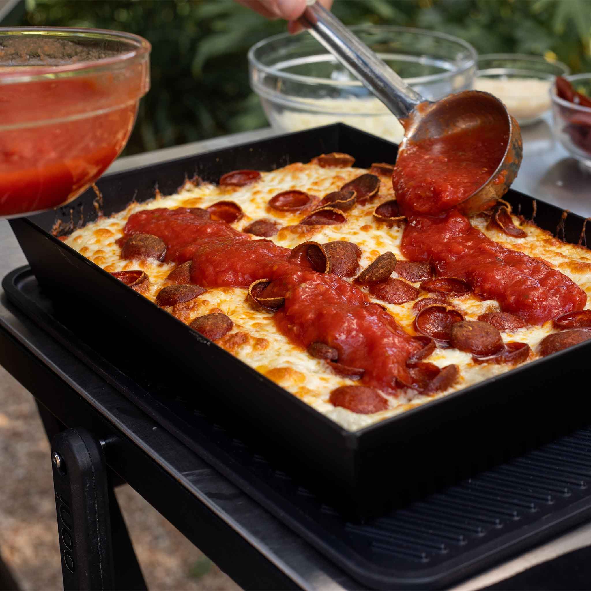 Moule à pizza façon Détroit - Ooni - Plaque à pizza - - La Guilde Culinaire