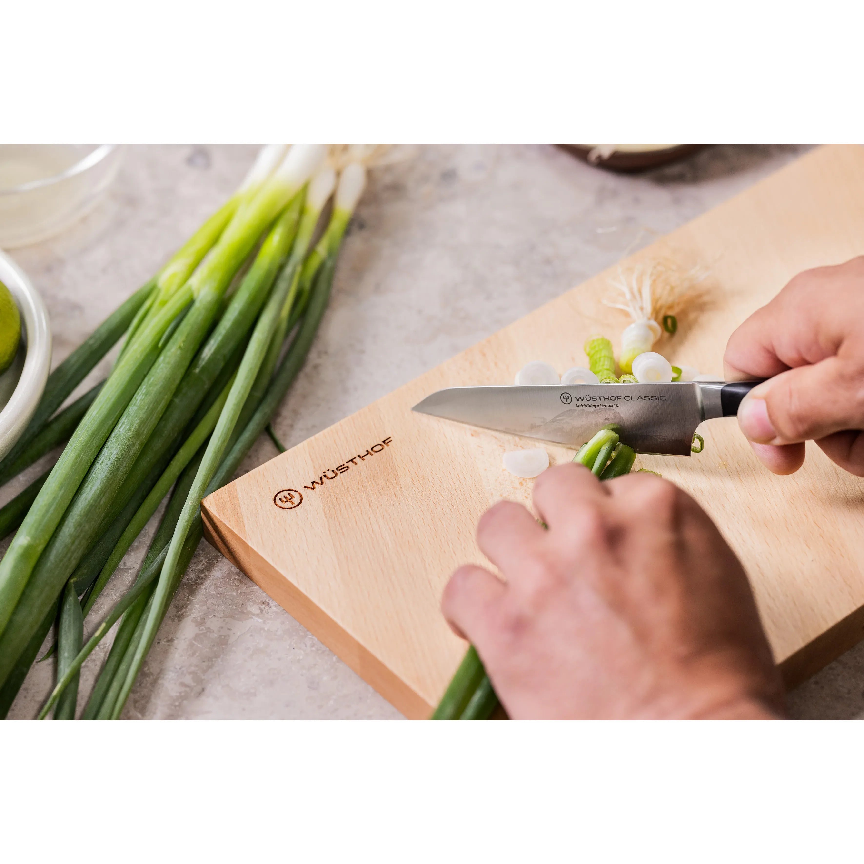 Couteau utilitaire asiatique classique 12 cm / 4 1/2 pouces - Classic - Wüsthof - Couteau de Chef - - La Guilde Culinaire
