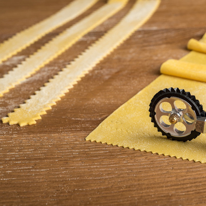 Roulette découpe-pâte Pastawheel Chrome - Marcato Design - Roulette à pâtes - - La Guilde Culinaire