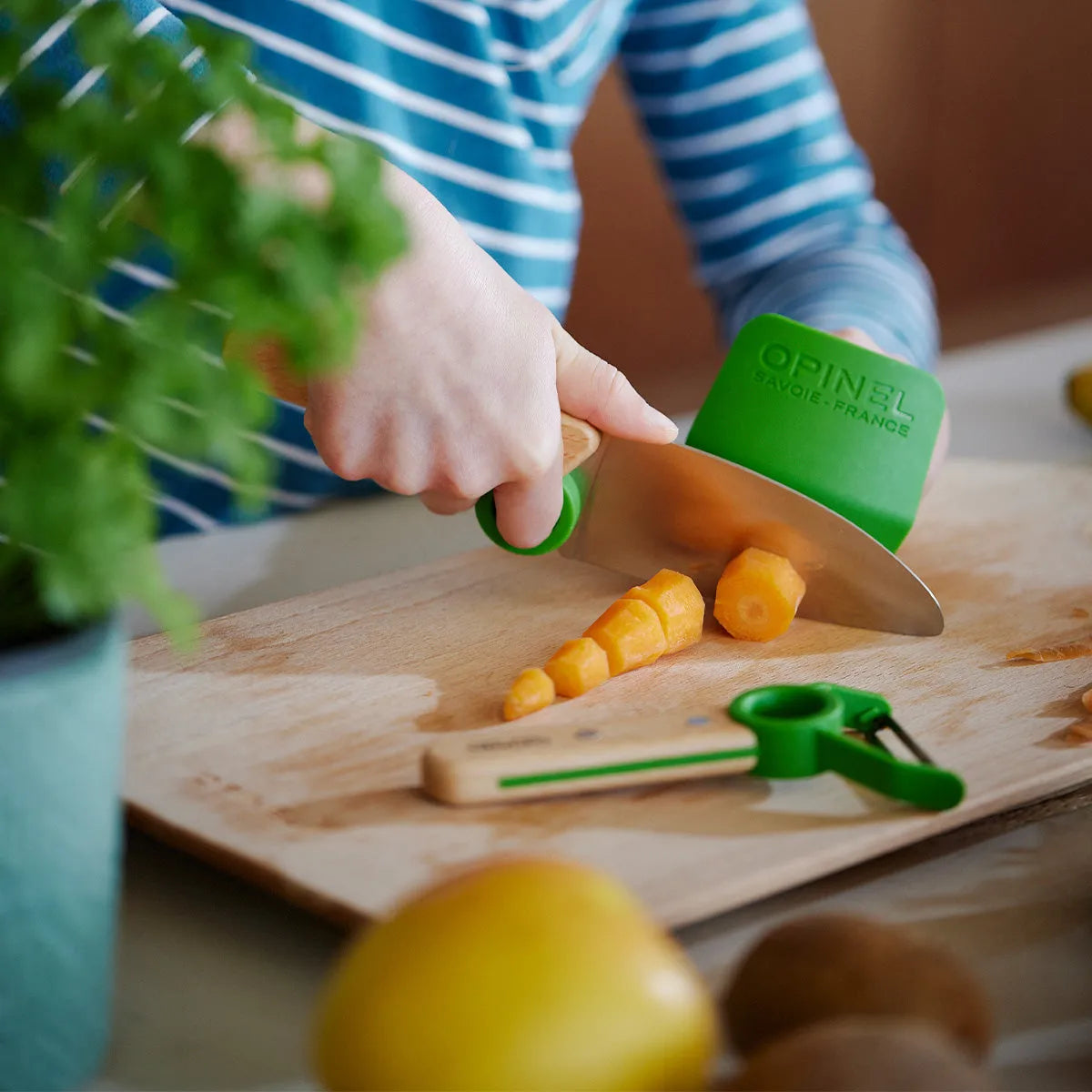 Opinel - Coffret Le Petit Chef (couteau+protège doigt+éplucheur) - vert    - Opinel - Couteau pour enfant -  - La Guilde Culinaire