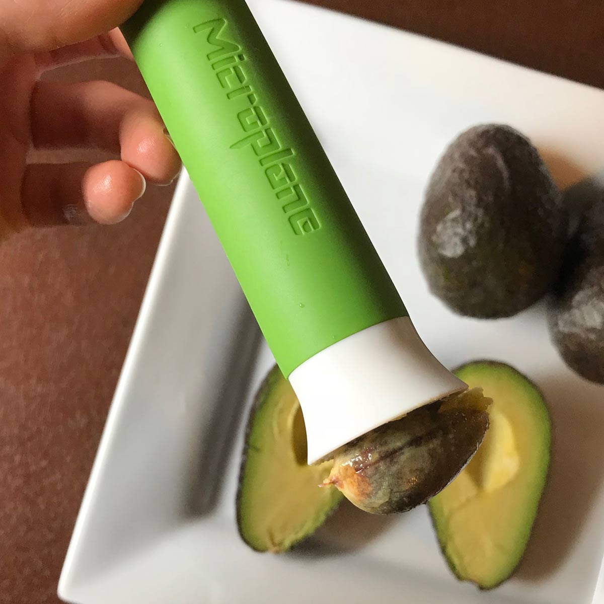 Outil 3 en 1 pour avocat !    - Microplane - Eplucheur et évideur -  - La Guilde Culinaire