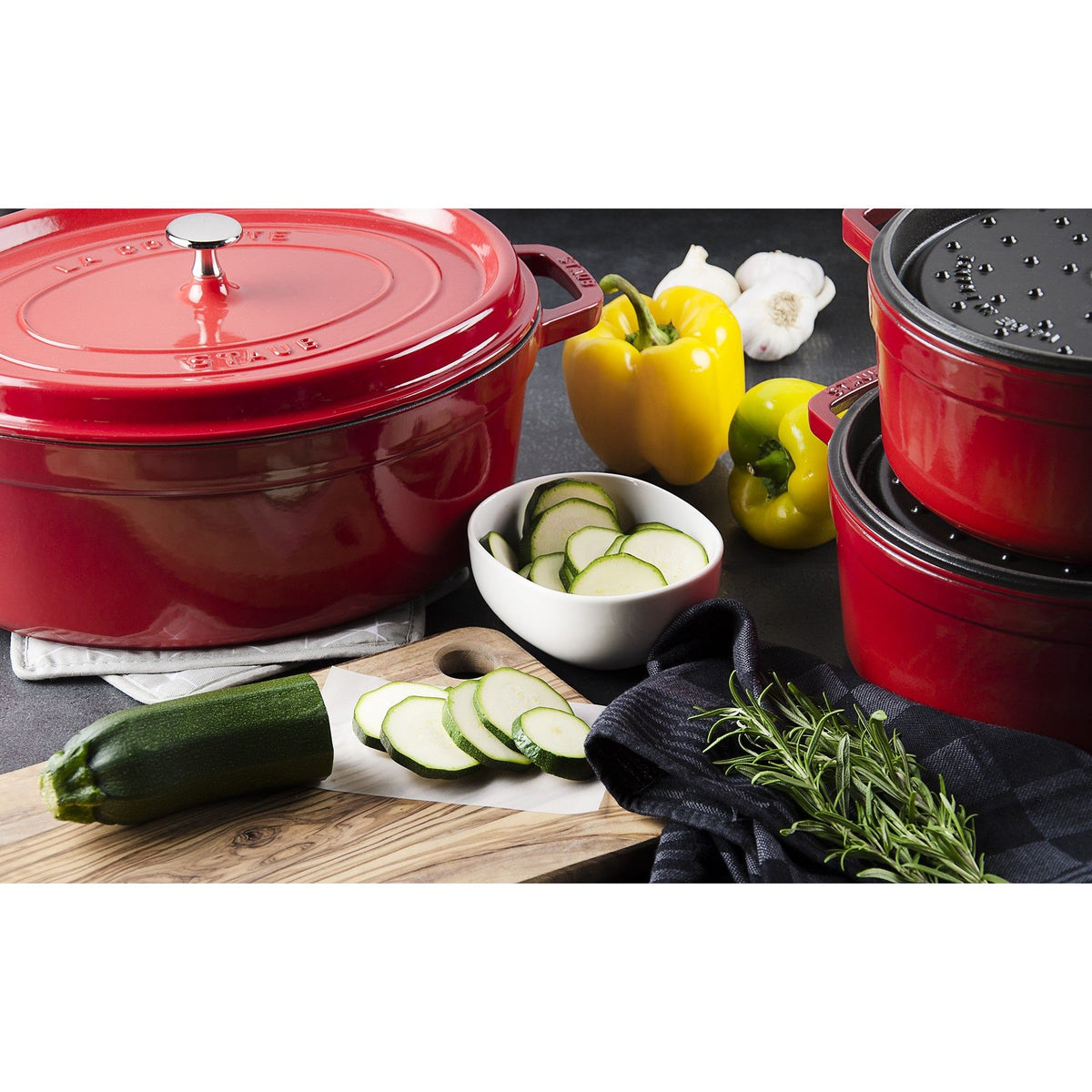 Cocotte ovale fonte et émail Rouge Cerise 37cm 8L    - Staub - Cocotte -  - La Guilde Culinaire