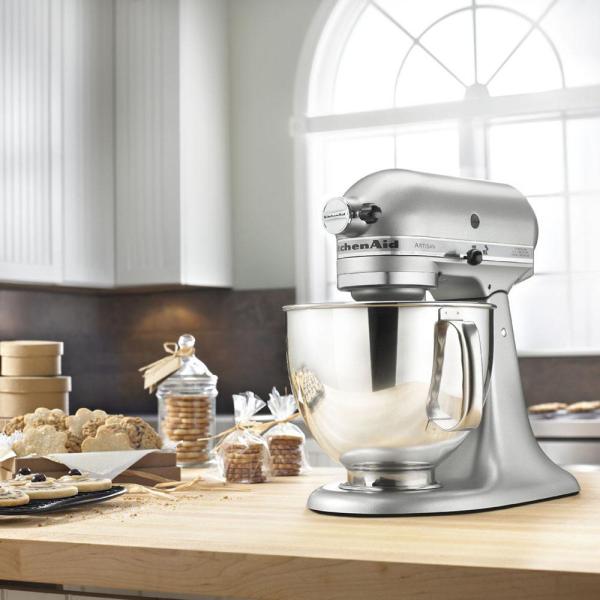 Batteur sur socle à tête inclinable KitchenAid de 4.7 L (5 pintes) Artisan - Argent    - Kitchenaid - Batteur sur socle -  - La Guilde Culinaire