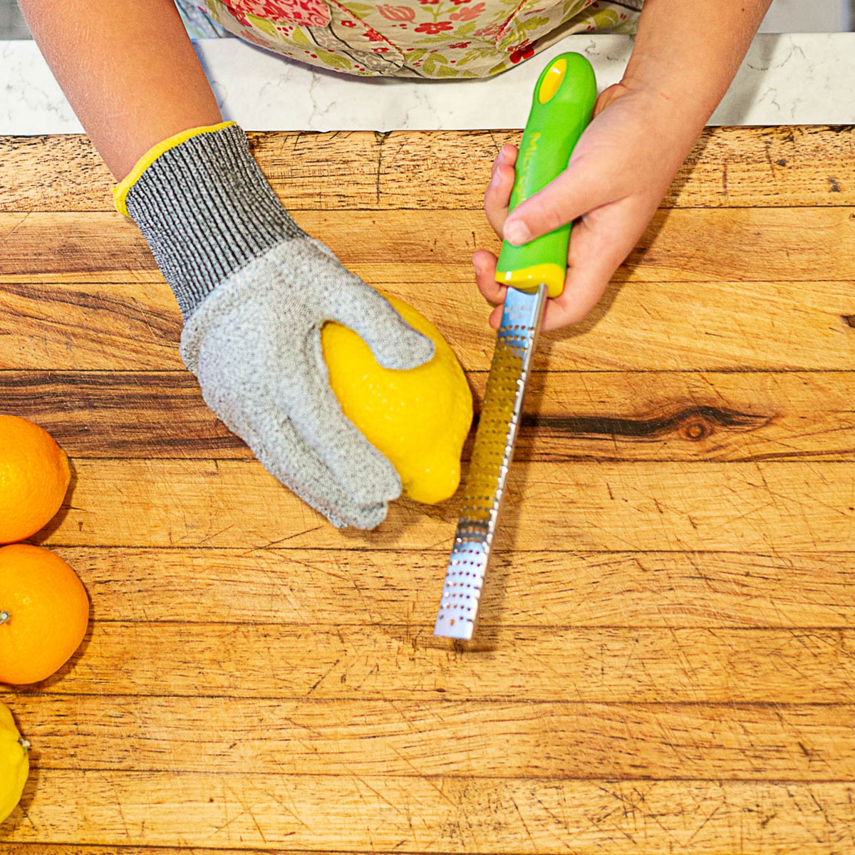 Zesteur / Râpe + gant pour Enfant    - Microplane - Râpe et zesteur -  - La Guilde Culinaire