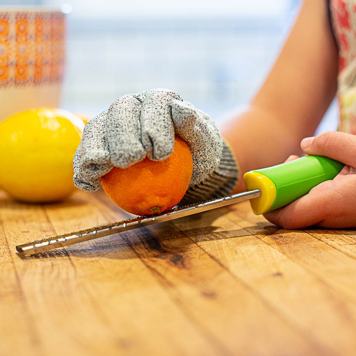 Zesteur / Râpe + gant pour Enfant    - Microplane - Râpe et zesteur -  - La Guilde Culinaire