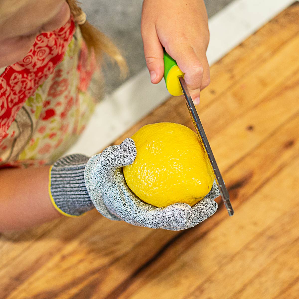 Zesteur / Râpe + gant pour Enfant    - Microplane - Râpe et zesteur -  - La Guilde Culinaire